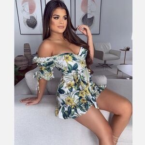 Boutique Tropical Floral Off Shoulder Ruffle Romper - Size Large - NWT